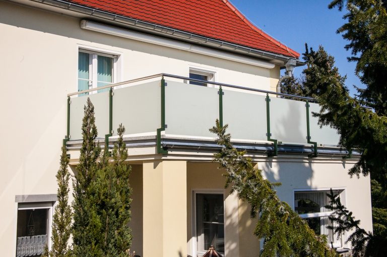 Stahl- Milchglas Geländer