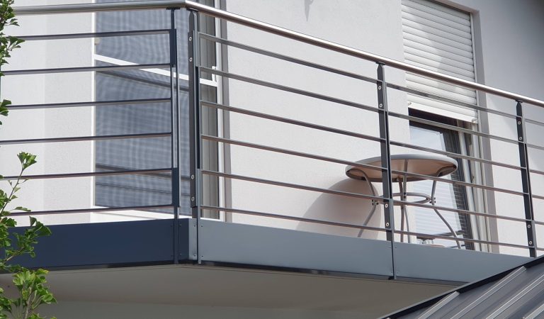 Stahlgeländer mit Querverstrebungen