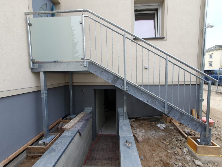 Stahlstab und Glasgeländer