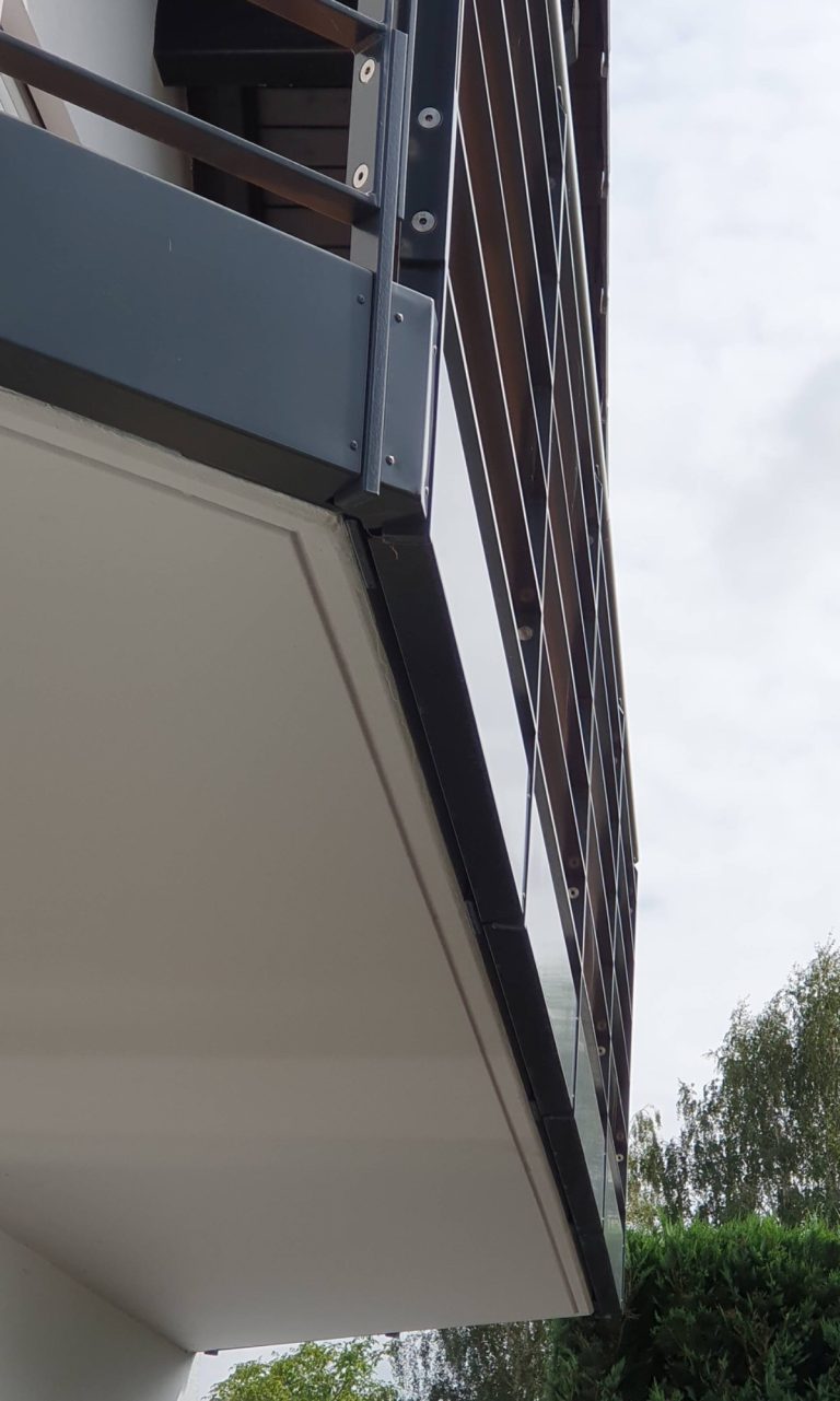 Stahlgeländer mit Querverstrebungen