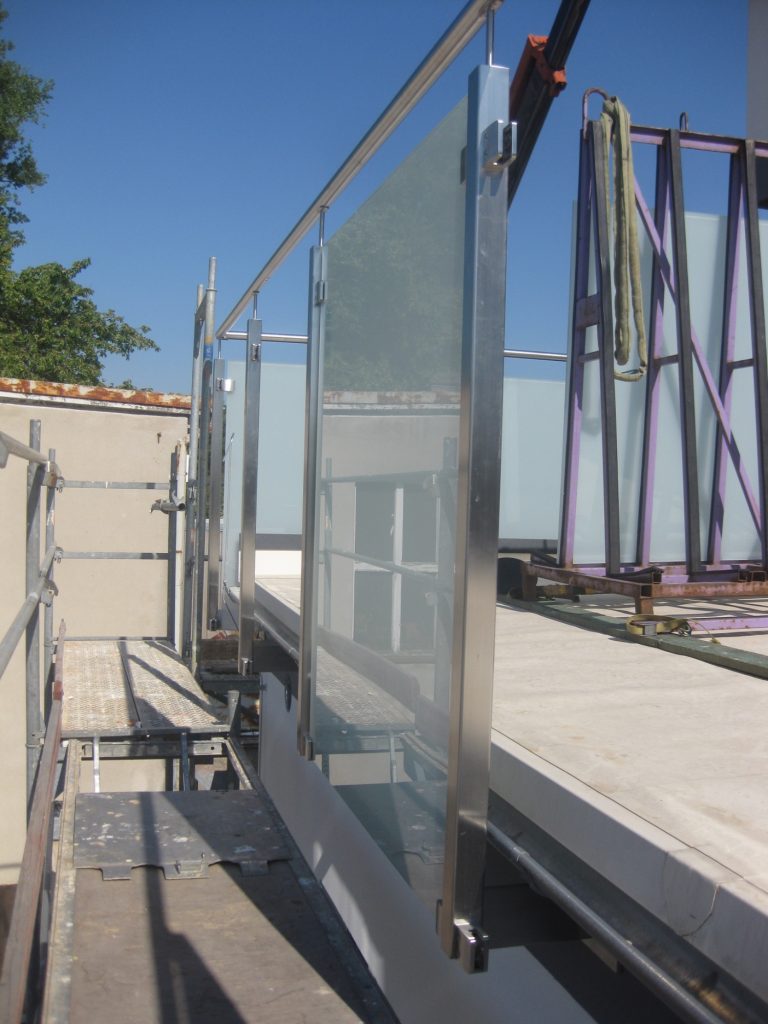 Edelstahlgeländer Milchglas