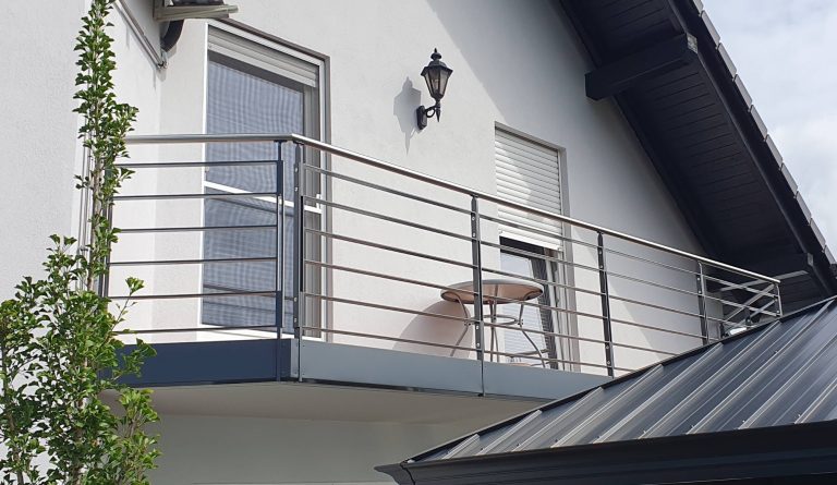 Stahlgeländer mit Querverstrebungen