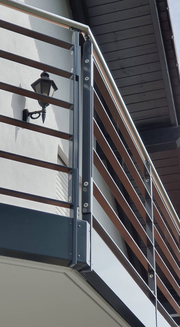 Stahlgeländer mit Querverstrebungen